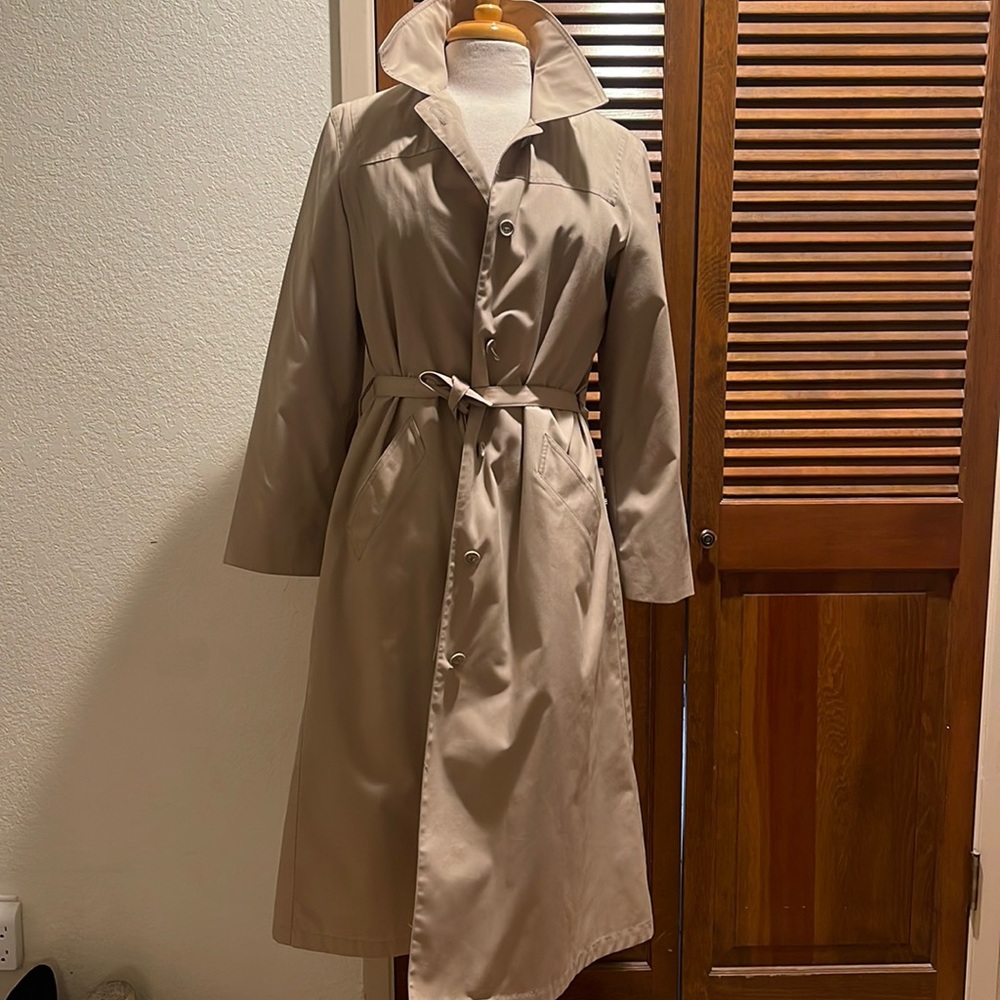 London Fog vintage trench with inside liner